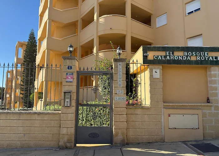 Residencial Bajo Con Jardin Y Jacuzzi Privado Calahonda Royale شقة *